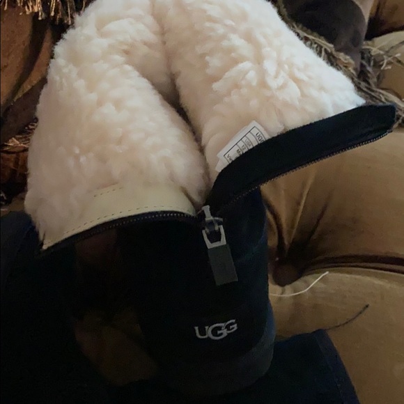 UGG - Picture 4 of 4